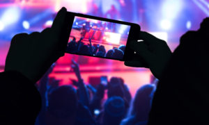 ライブをスマホで撮影する人
