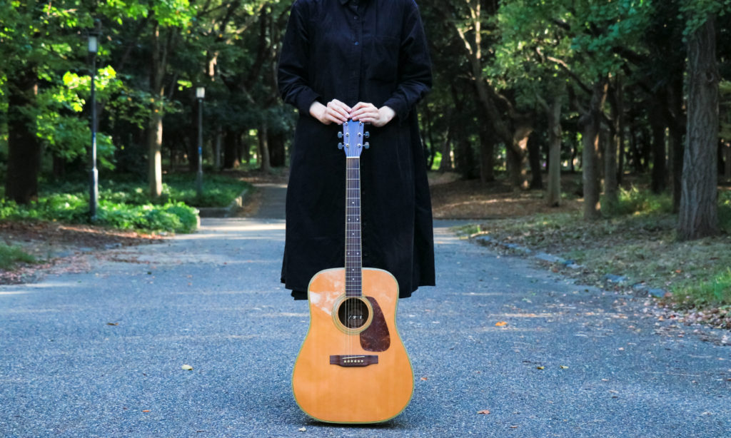 ギターをもつ女性