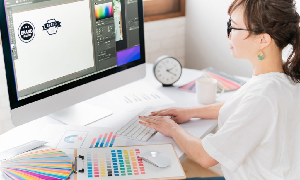パソコンを使ってデザインする女性