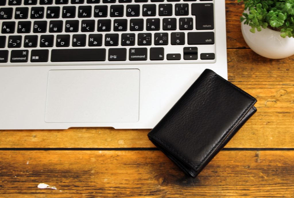 パソコンと名刺入れ