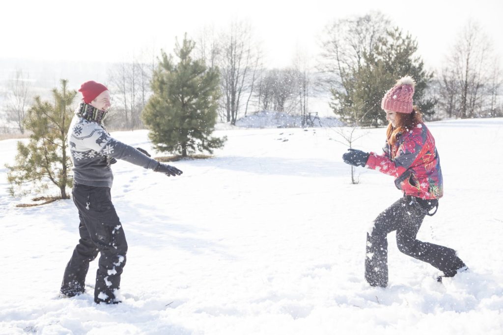 雪の中で遊ぶカップル