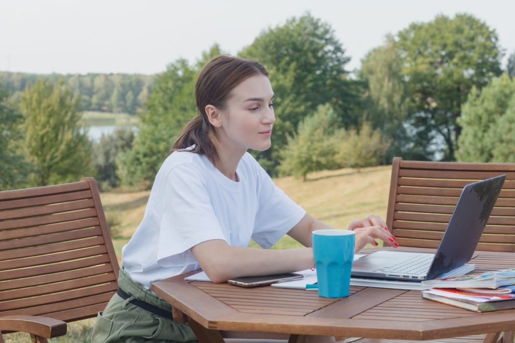 外でパソコン作業をする女性