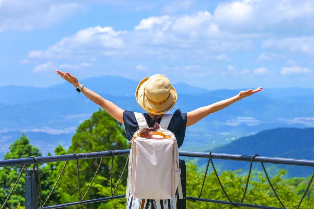 両手を広げる女性