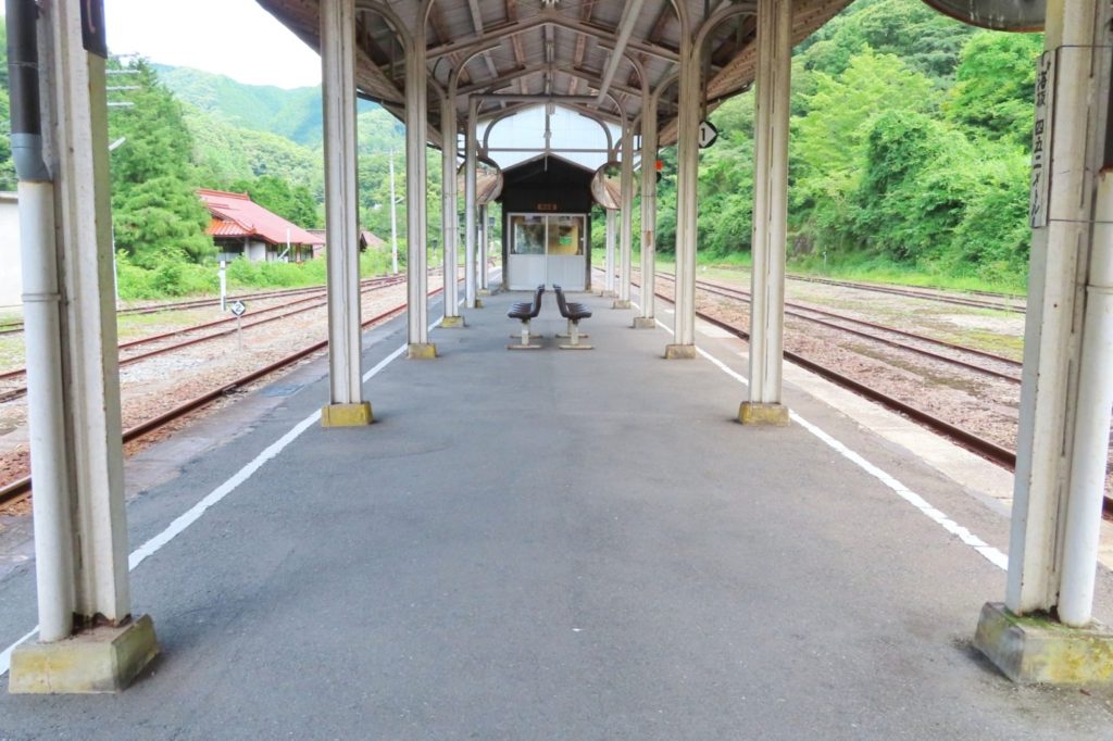 閑散とした駅のホーム