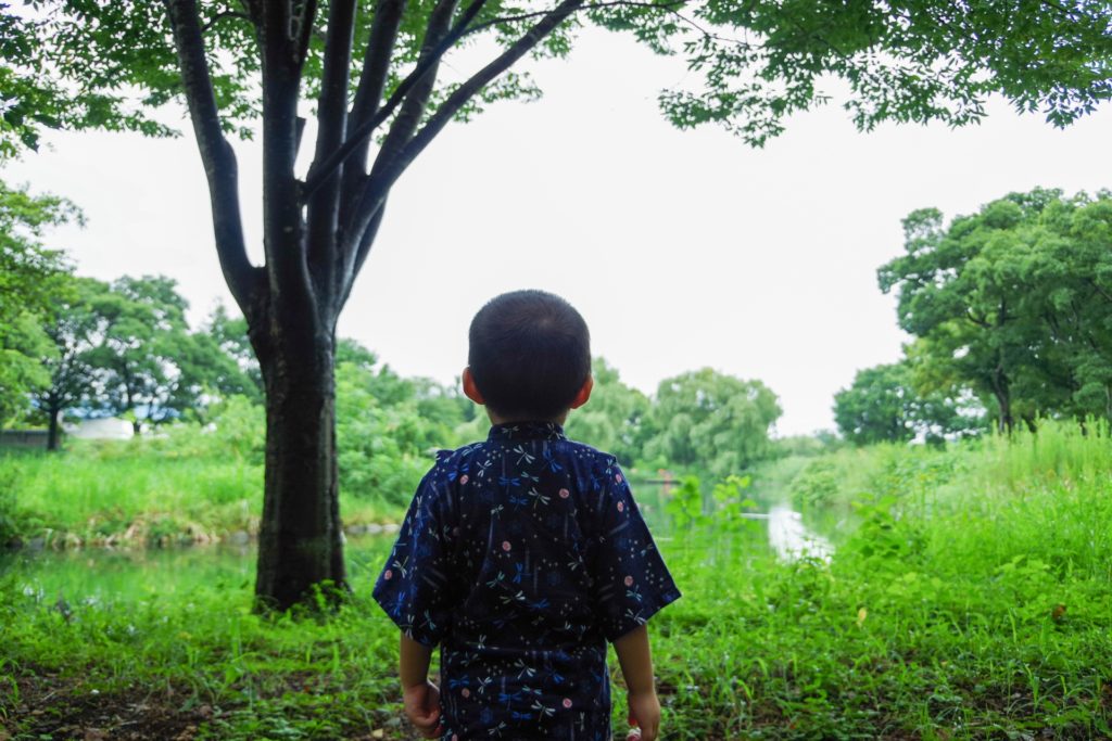 自然の中の子供