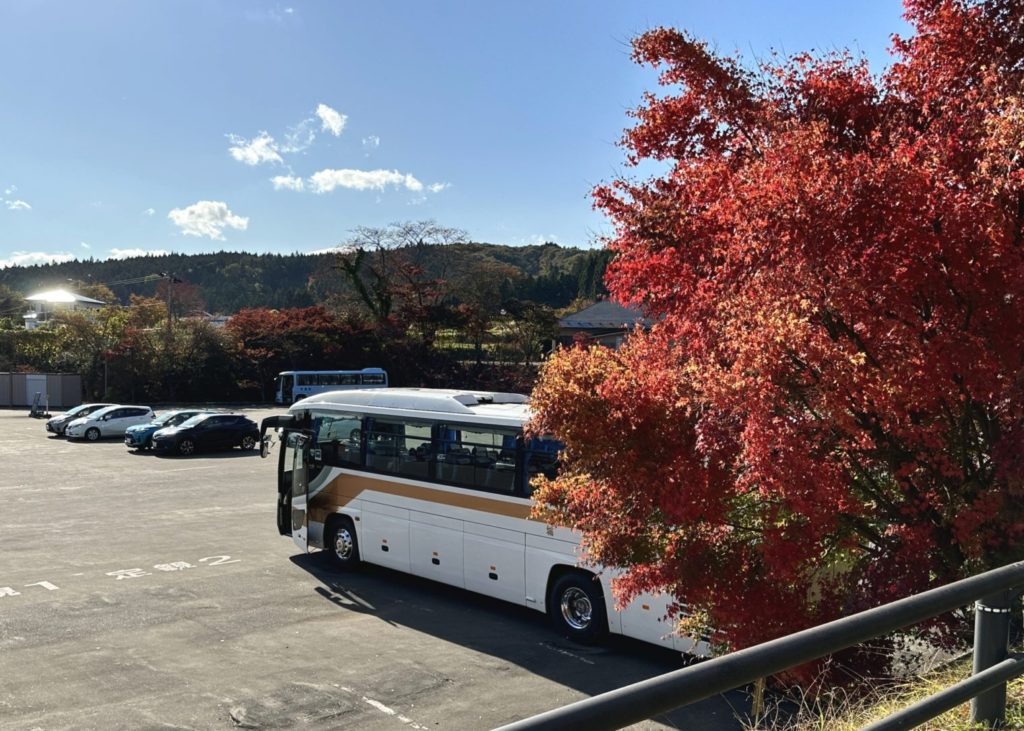 観光バスと紅葉