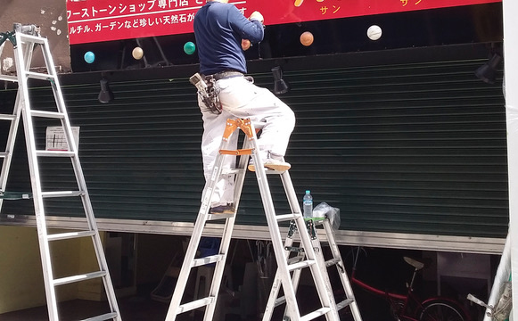 看板設置の作業員