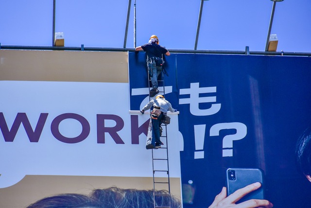 看板の設置風景