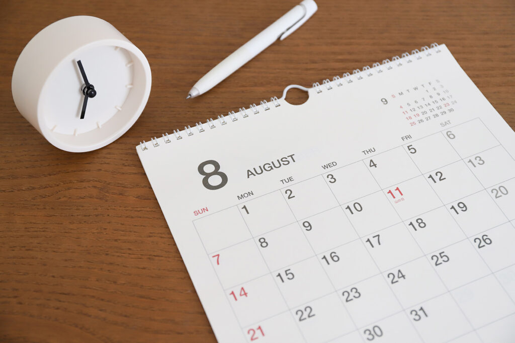 カレンダーと時計とペン